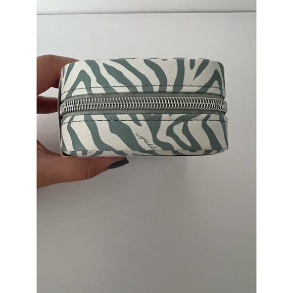 NEW Milly Zip-Around Jewelry Case Blue White Zebra | Compact Travel Organizer - Picture 3 of 6